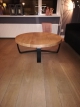 Ronde salontafel van eiken met stalen onderstel.